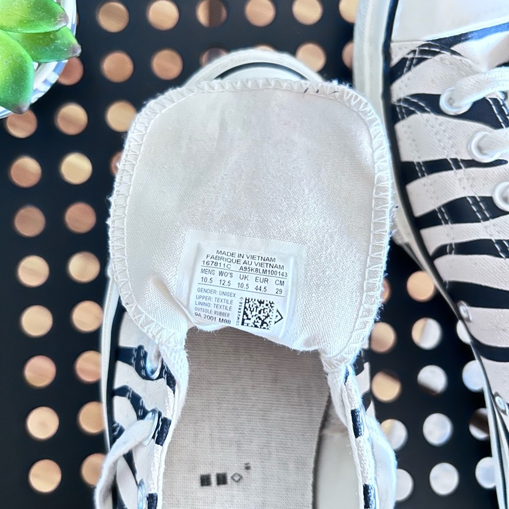 Converse zebra Chuck Taylor size 10.5 men. Preowned in excellent condition. - Picture 7 of 7